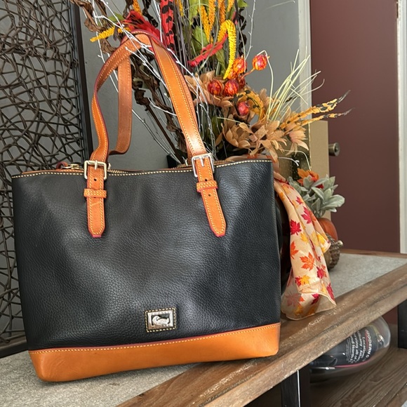 Dooney & Bourke Handbags - Dooney & Bourke Shopper